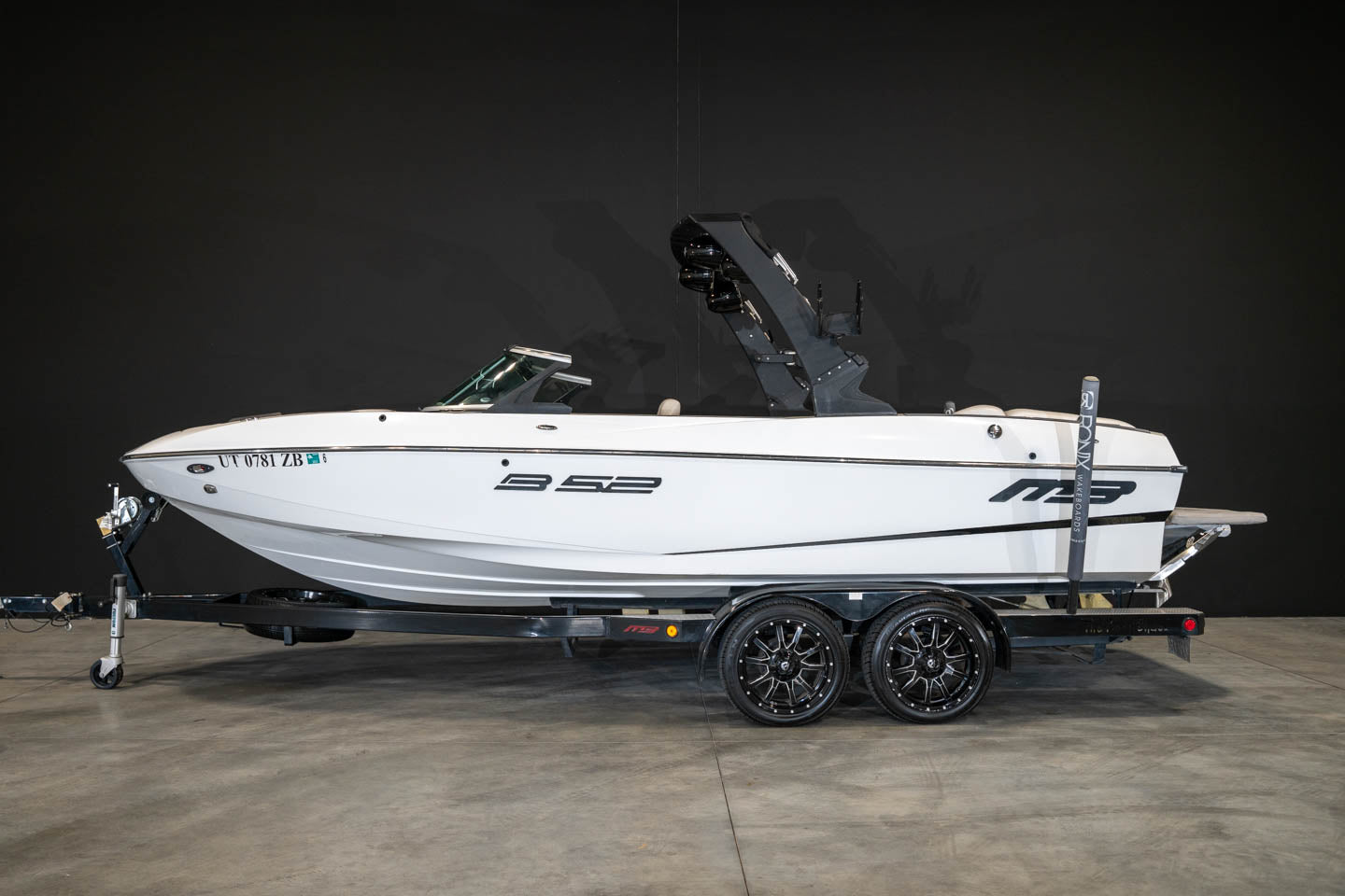 2019 MB B52 - BoardCo Boats