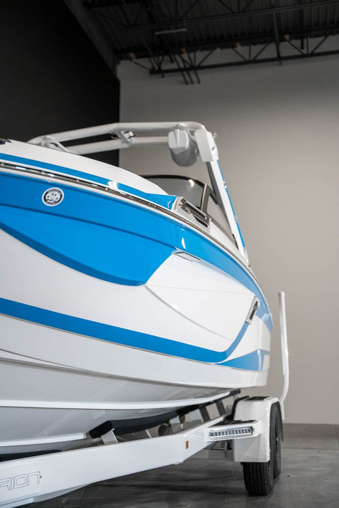 2023 Centurion Ri230 White / Electric Blue - BoardCo Boats