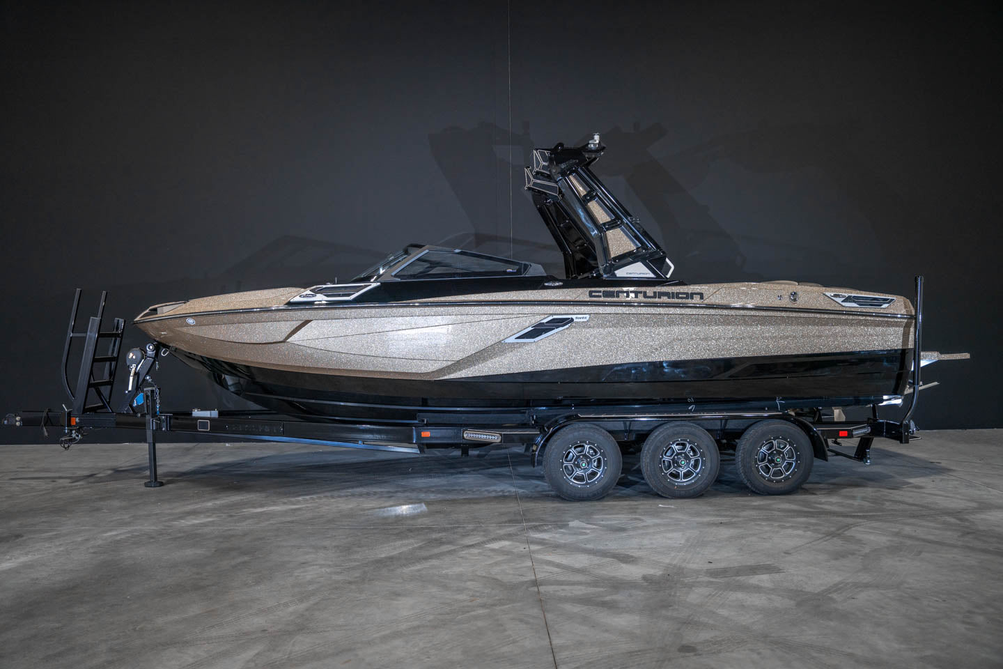 2023 Centurion Ri245 Champagne Flake / Black - BoardCo Boats